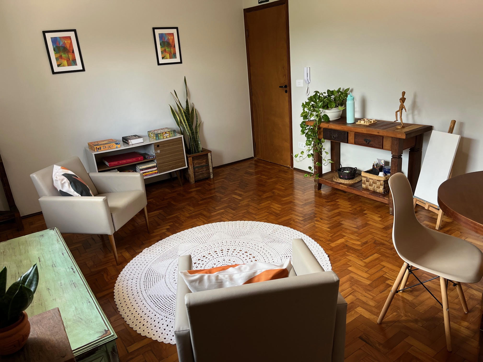 Sala de atendimento da Vyapsicologia em Brotas, ambiente acolhedor e confortável