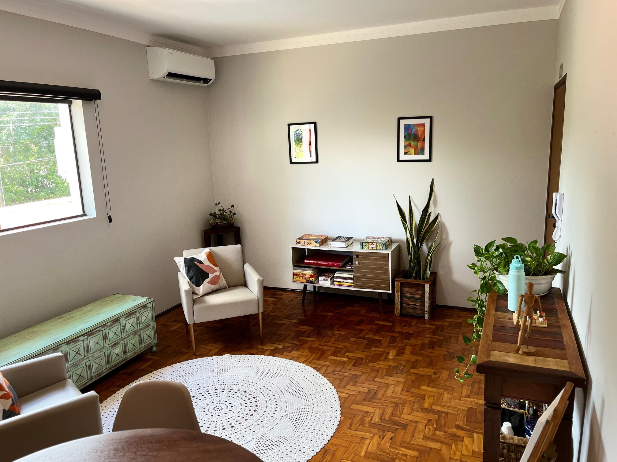 Sala de atendimento da Vyapsicologia em Brotas, ambiente acolhedor e confortável